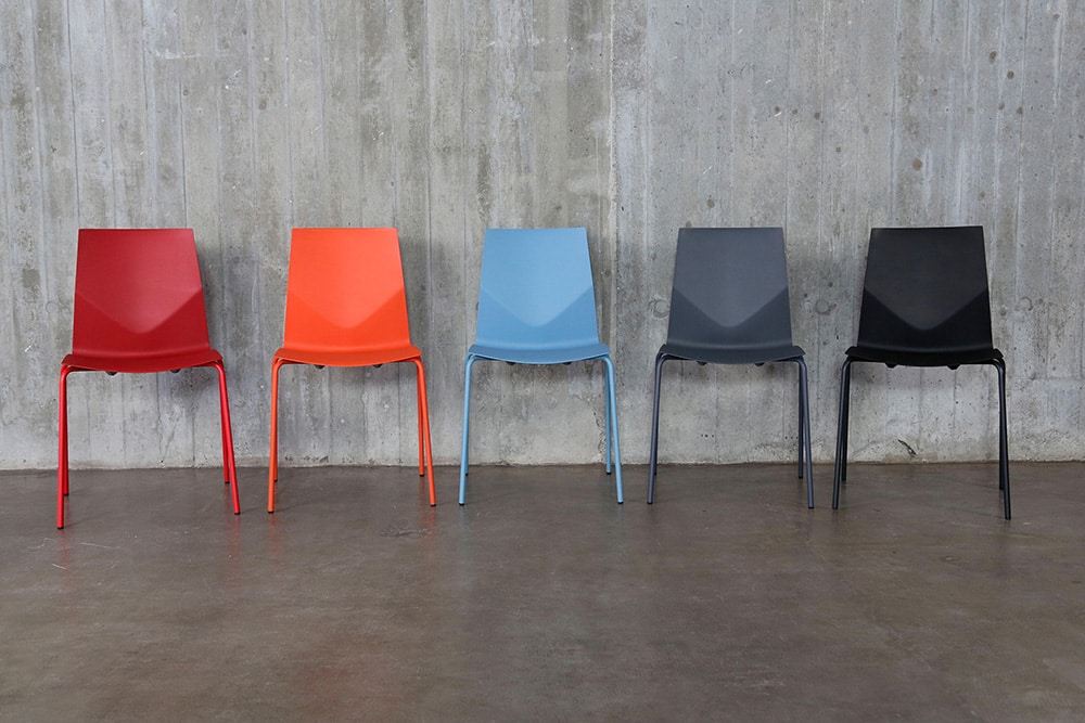 Chaise empilable Fourcast2® Line - dossier flexible en V, 8 couleurs disponibles, patins en téflon_7