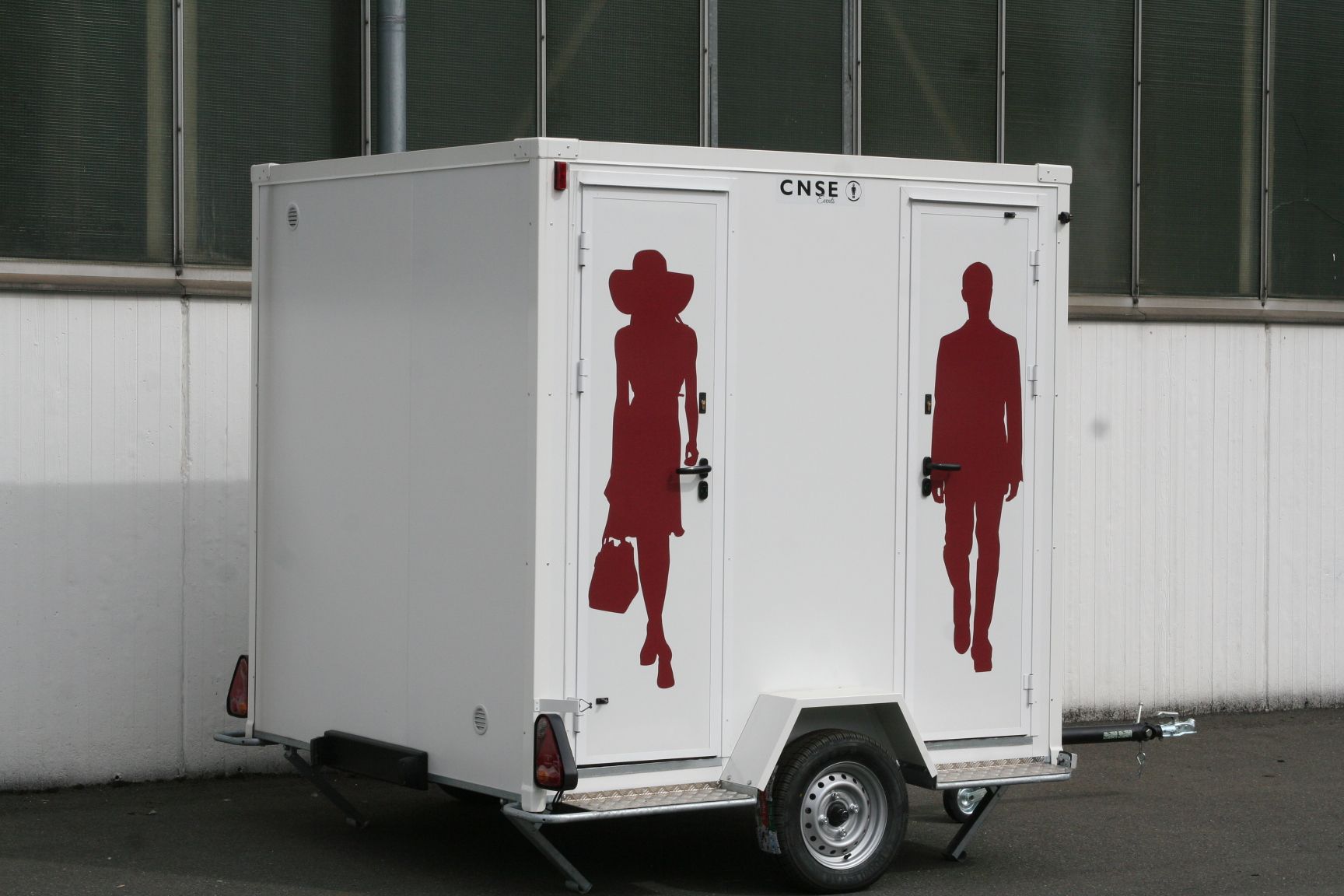 Remorque sanitaire avec parois personnalisables