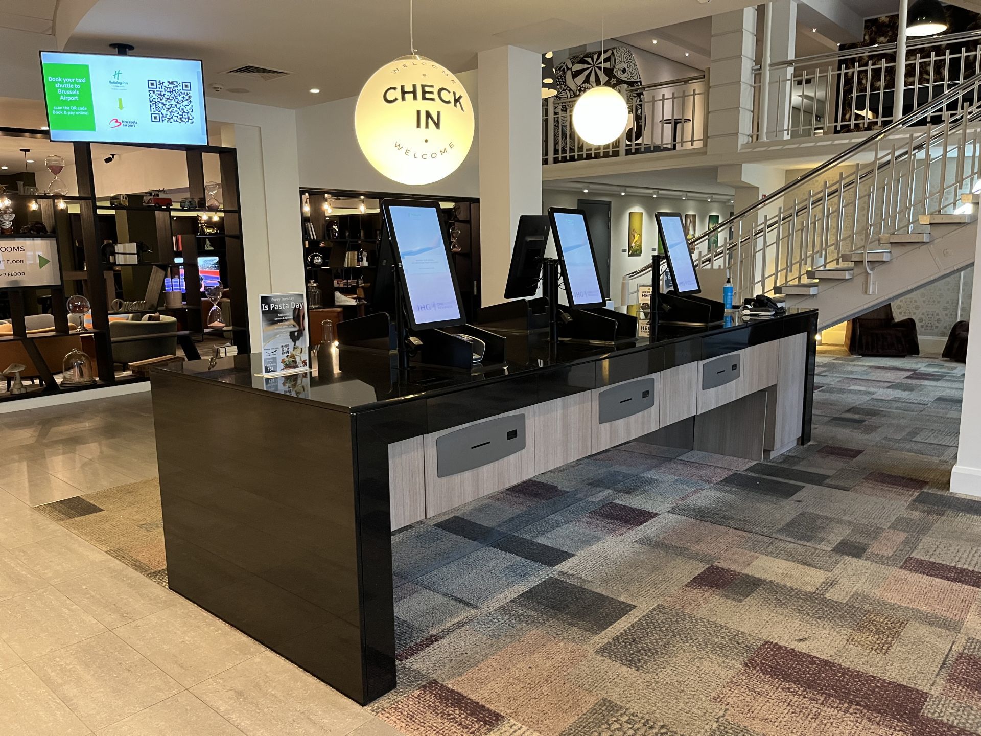 Borne intérieure encastrable d?enregistrement/check-in pour hôtel ? Libre-service et personnalisable_7