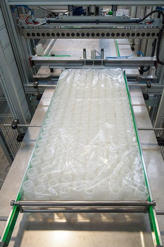 Ensacheuse semi-automatique pour flacons thermoplastiques jusqu'à 1200 mm de largeur et 1400 m de long_7