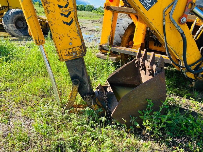 Machine de chantier JCB 2CX disponible à la vente