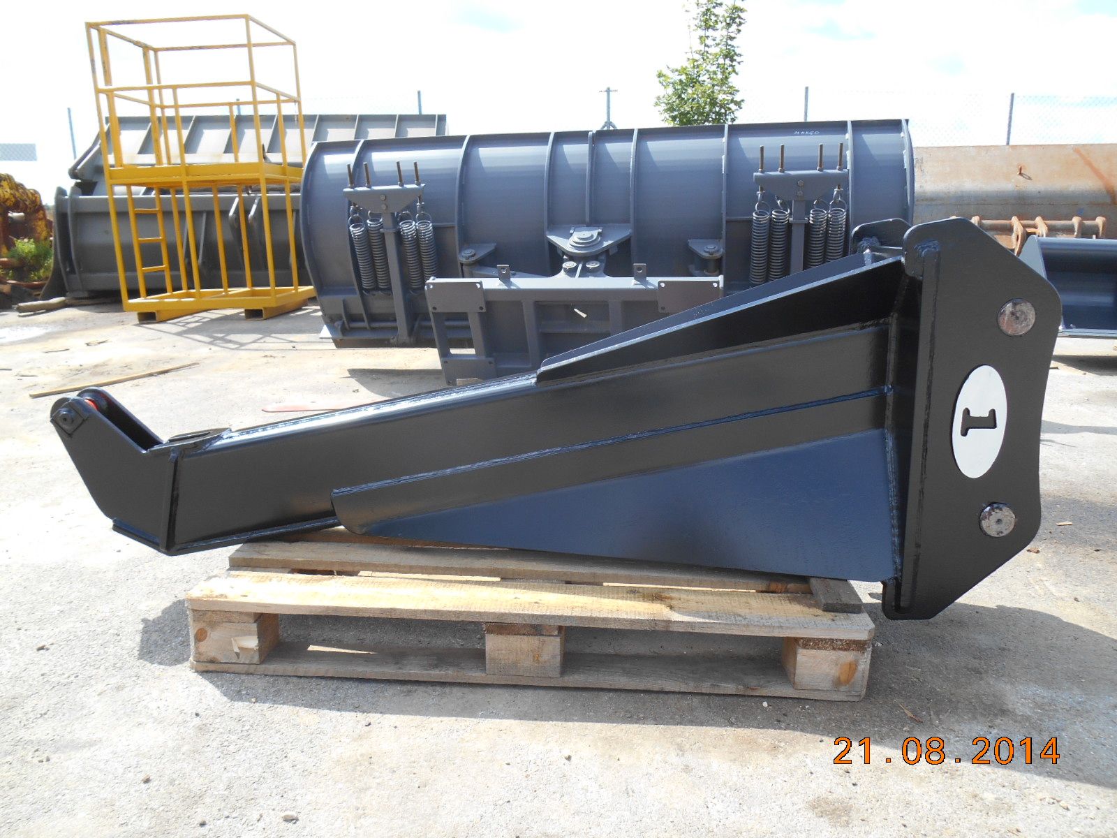 Potence de manutention adaptée aux travaux de terrassement