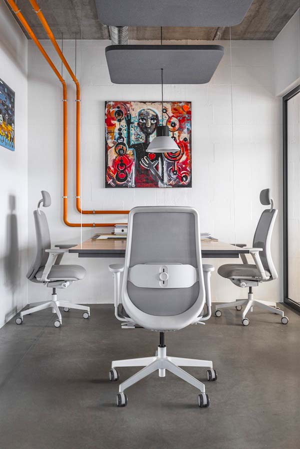 Fauteuil ergonomique avec appui-têtes  réglables, accoudoirs ajustables et un rembourrage confortable pour usage quotidien intensif_7