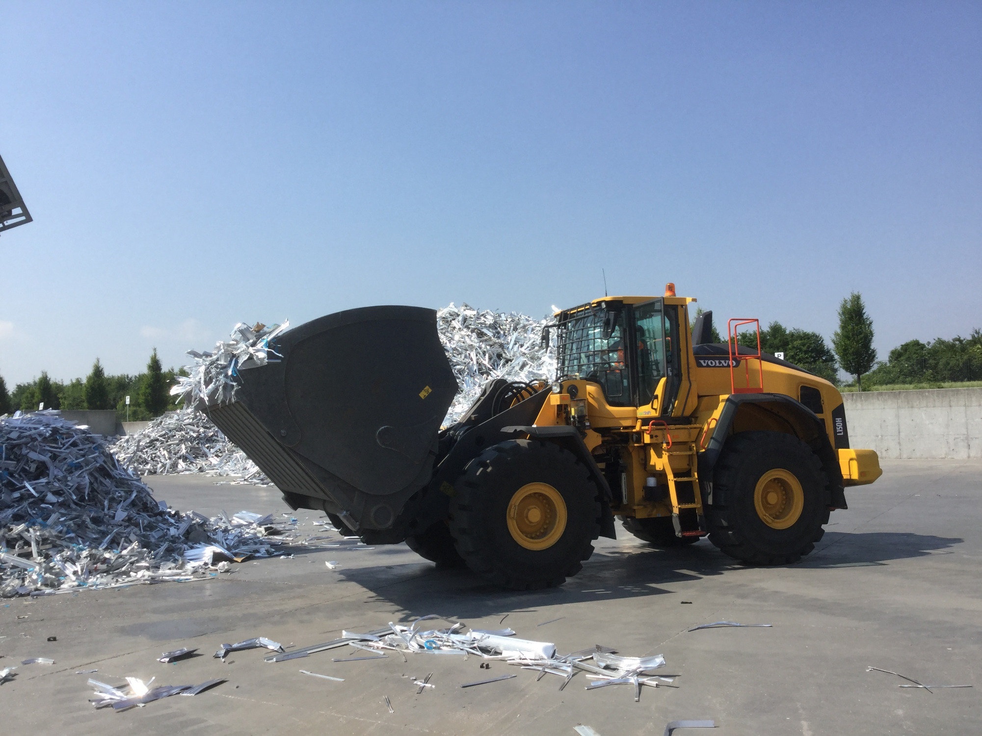 Godet pour chargeuse avec vérins près des flancs