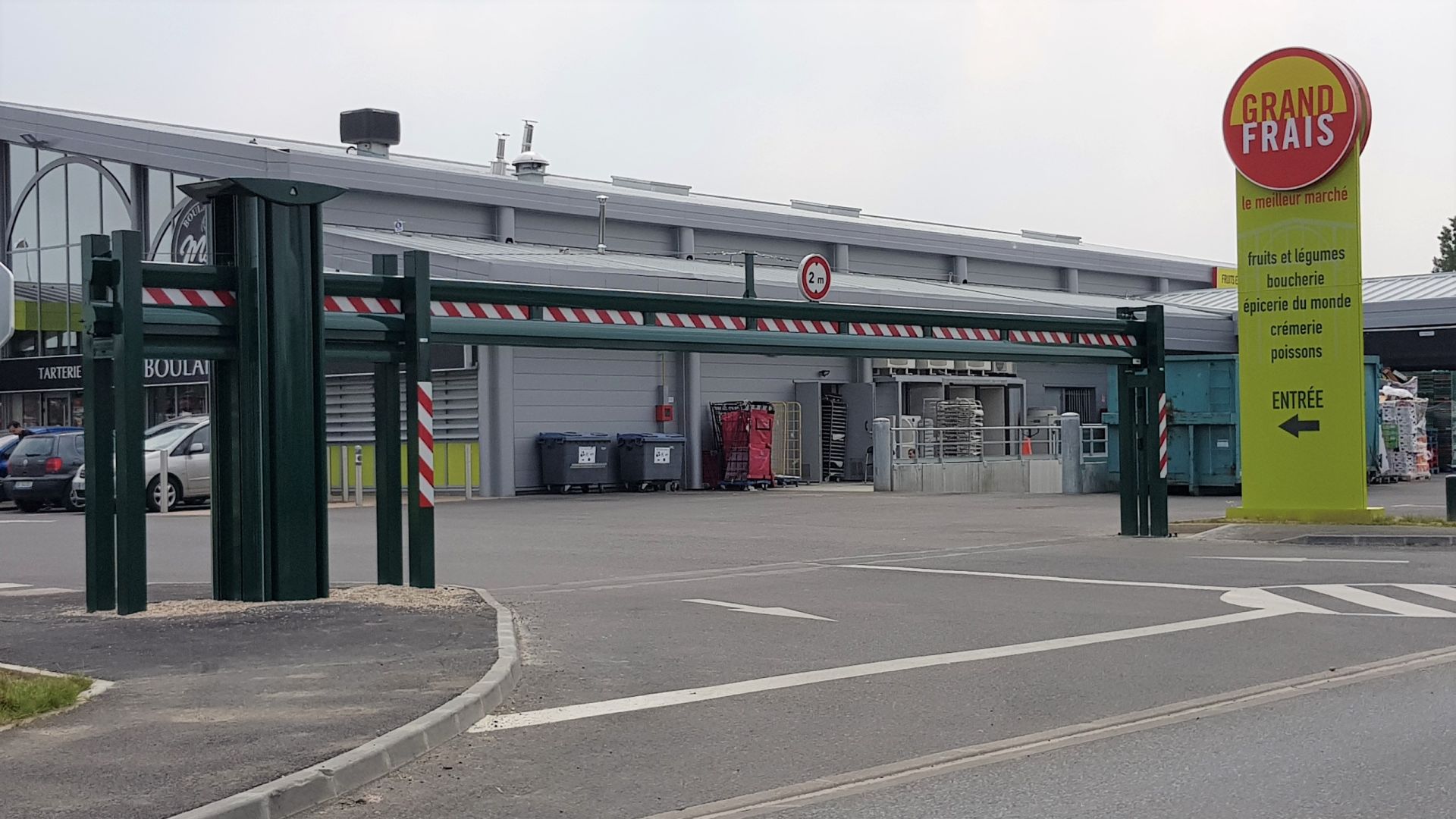 Barrière motorisée en aluminium à forte épaisseur pour aires d'accueil
