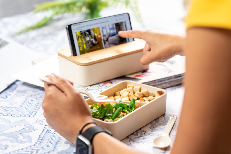 Lunch box en plastique PP - couvercle en bambou avec support téléphone - 2 compartiments de 700 ml avec couverts inclus_7