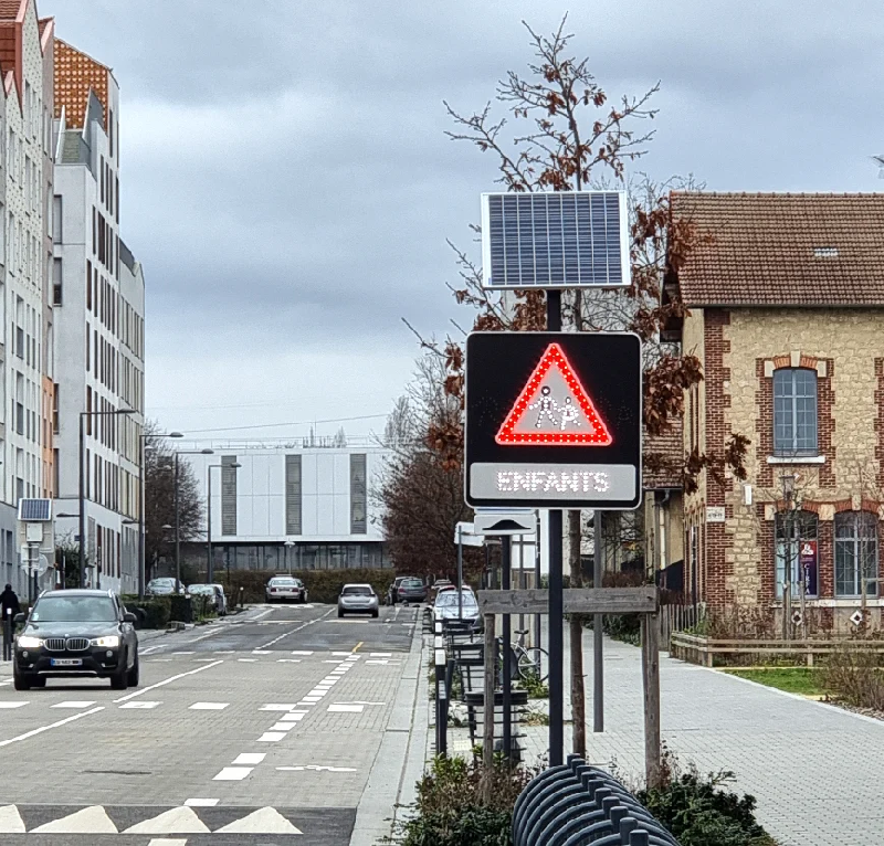 Panneau A13a défilant solaire_7