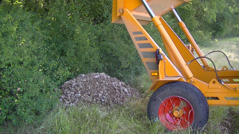 Ramasseuse de pierres à attelage fixe , articulé, déportable hydrauliquement_7