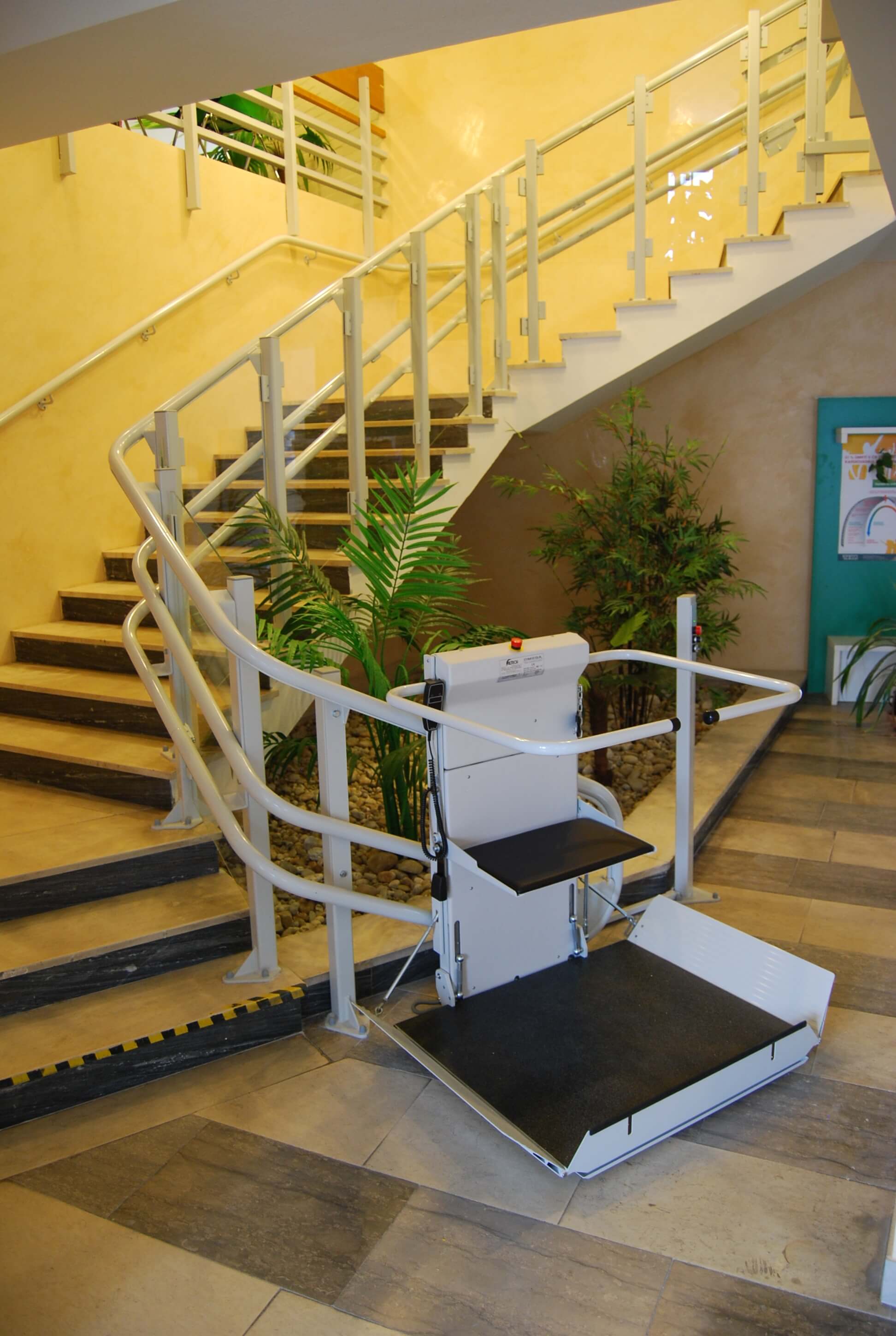 Plateforme monte-escalier électrique pour toutes formes d'escalier_0