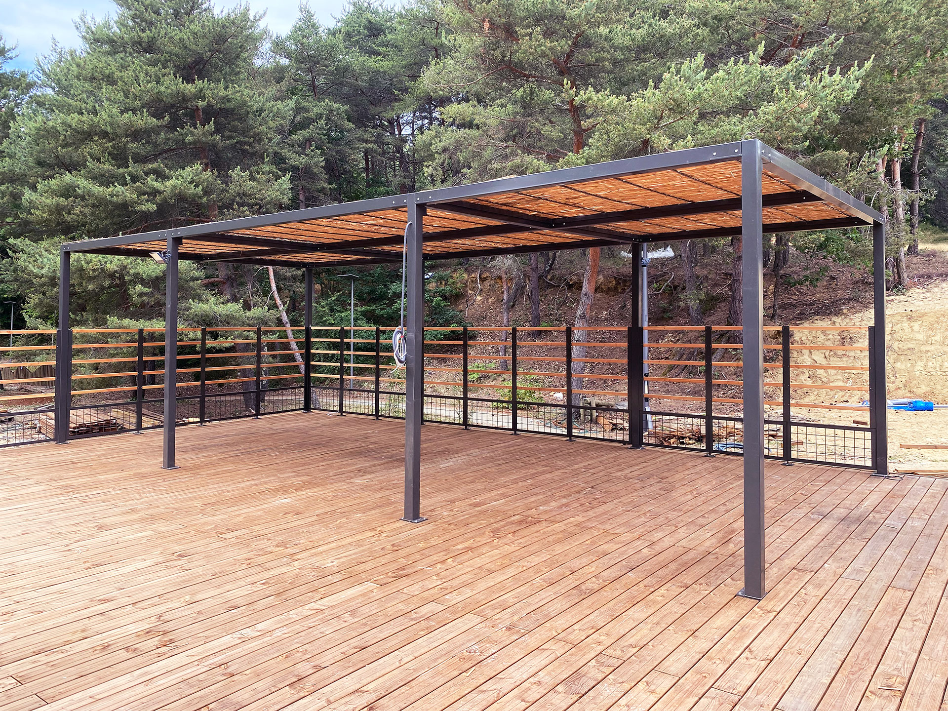 Préau couvert sur mesure pour établissement scolaire, bâtiment modulaire ou extérieur abrité - Fabrication SITI EUROPE depuis 25 ans_7