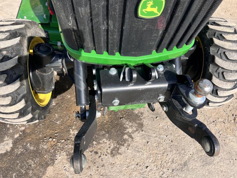 John Deere 2038R avec plateau de coupe et bas de ramassage_7