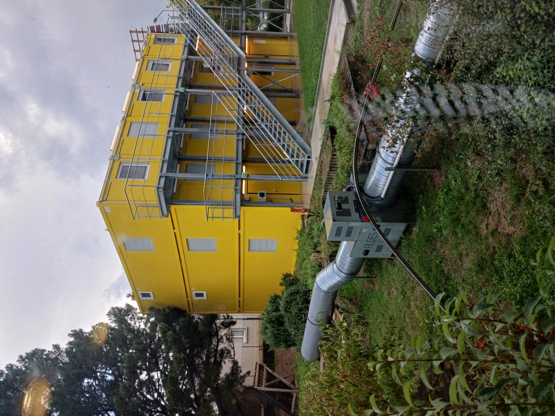 Structure modulaire avec peinture blanc panneau RAL 9002