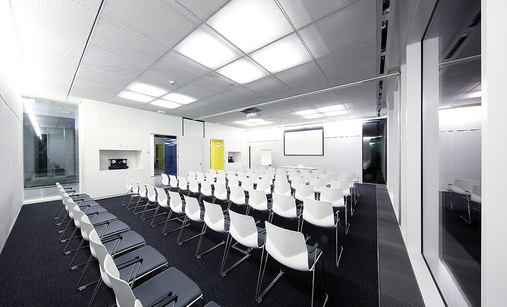 Chaise empilable avec dossier flexible, forme organique et patins en téflon - Four®Sure 44_7