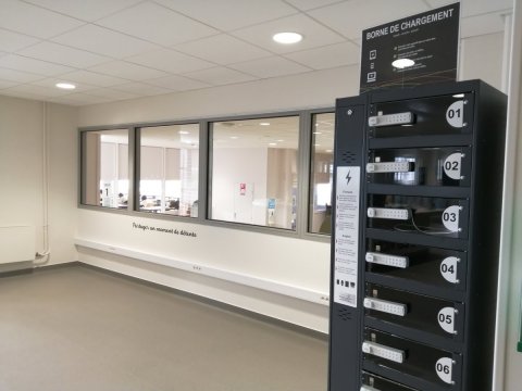 Station de charge multi-appareils Classic Wall Lite - 10 casiers sécurisés avec câbles trident et prises électriques_7
