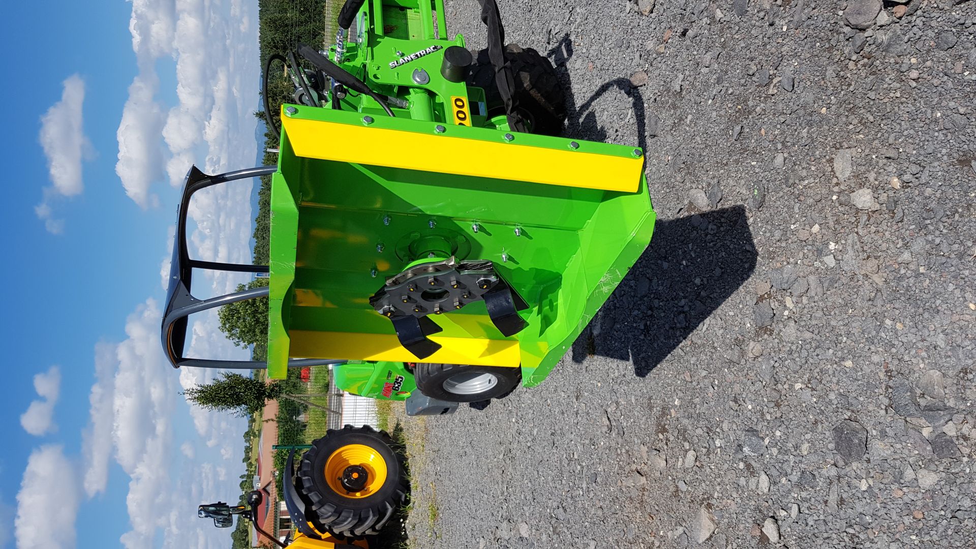 Broyeur frontal MB900 pour des travaux précis et polyvalents