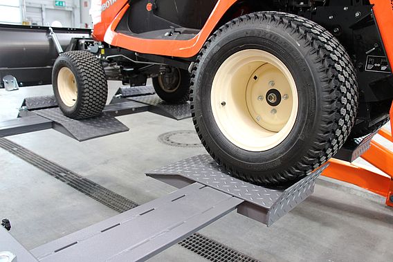 Pont élévateur mobile FA-TORO - 2,75 t / 2,3 m - électro-hydraulique, rampes d'accès et bras télescopiques_7