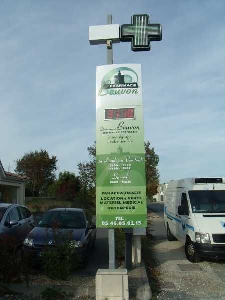 Totem d'intérieur ou d'extérieur sur mesure, idéal pour les boutiques - OUEST ENSEIGNES_7