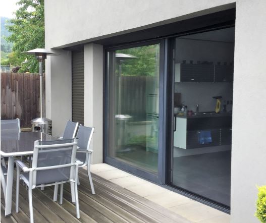 Moustiquaire pour porte-fenêtre avec seuil discret