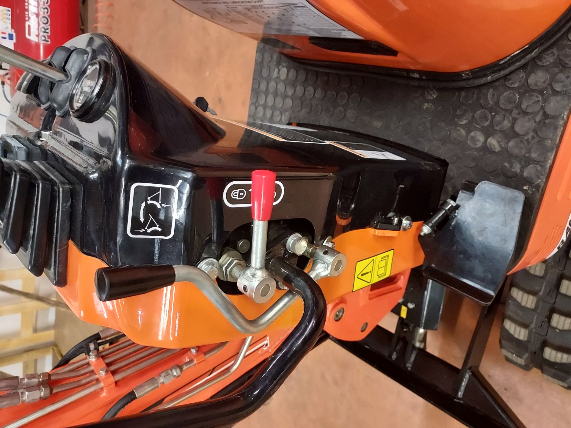 Mini-pelle pour travaux en espaces réduits