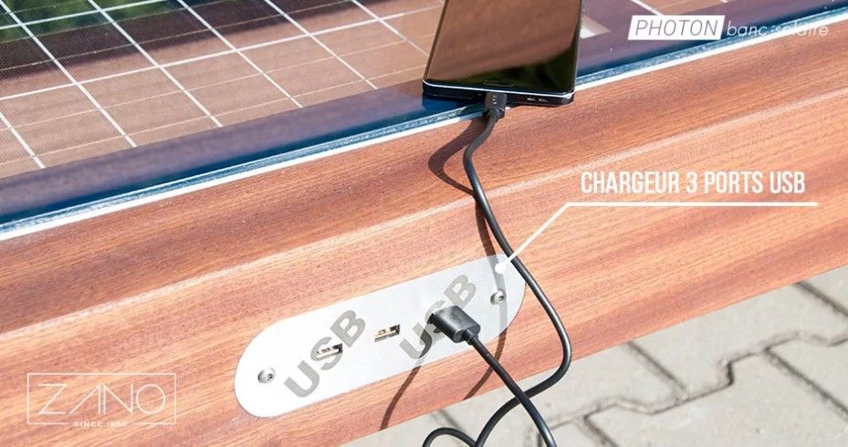 Banc en acier noir pour espaces extérieurs avec technologie solaire intégrée