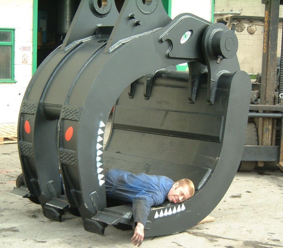 Outil pour pelle adapté aux travaux de carrière