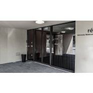 Porte coulissante extérieure avec isolation thermique pour bâtiments modernes