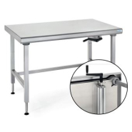 Table réglable sur pieds ou roues avec système de guidage hydraulique