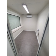 Bureau modulaire avec cadre en acier et panneaux amovibles personnalisables