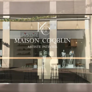 Lettrage adhésif sur vitrine, personnalisable et utilisable sur divers supports -Art & Com_7