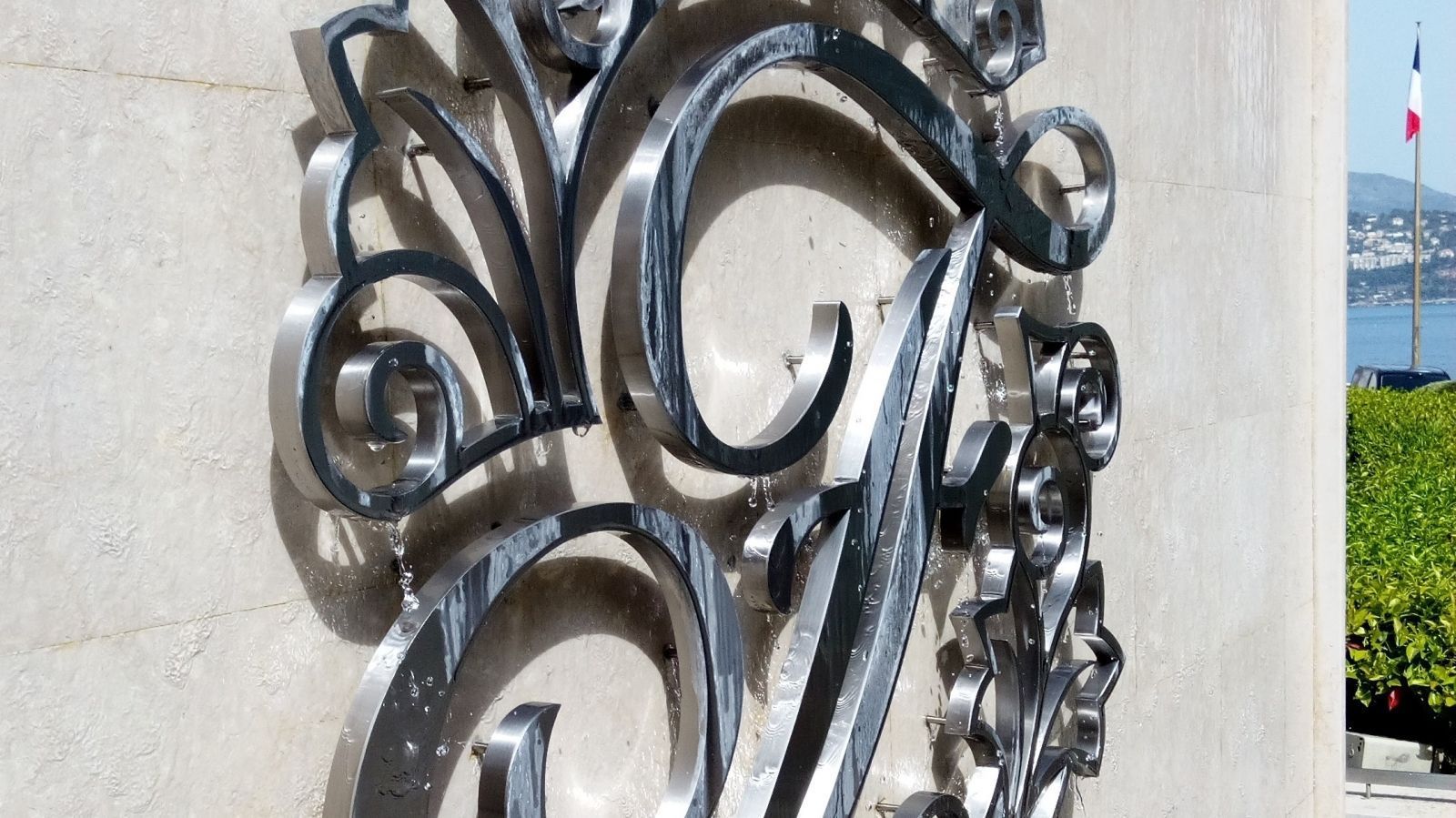 Lettrage suspendu en métal avec finition inox brossé