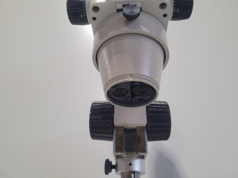 Structure robuste du stéréomicroscope NIKON SMZ-2T