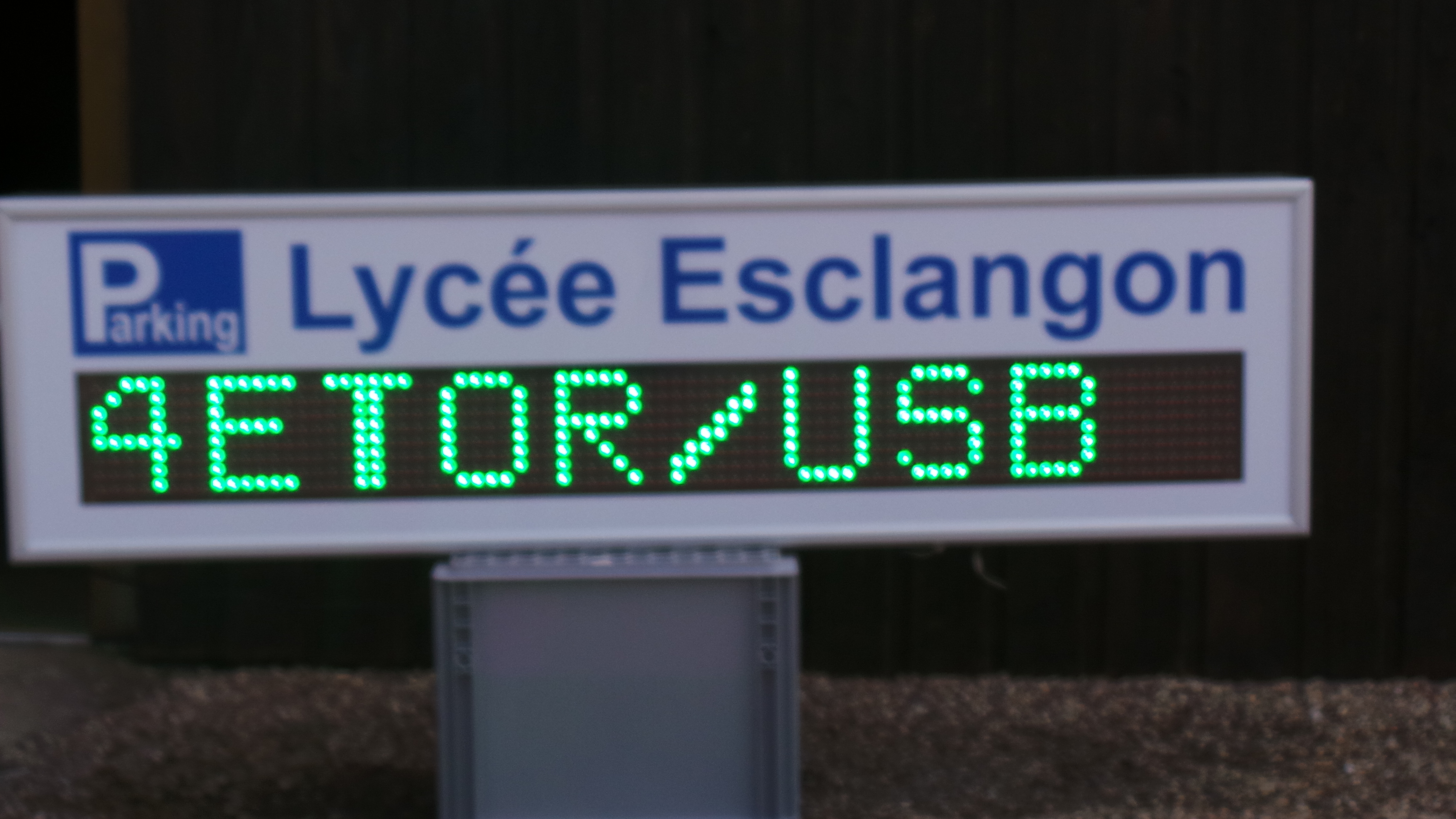 Système de gestion de parking composé d'un ou plusieurs afficheurs de 7 couleurs idéale pour les centres commerciaux, les entreprises, ...- MATPARK_8