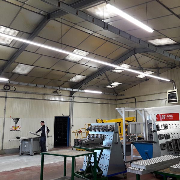 Eclairage industriel recommandé pour les laboratoires, les locaux médicaux ou les bâtiments industriels - reglette sustry ip66_8