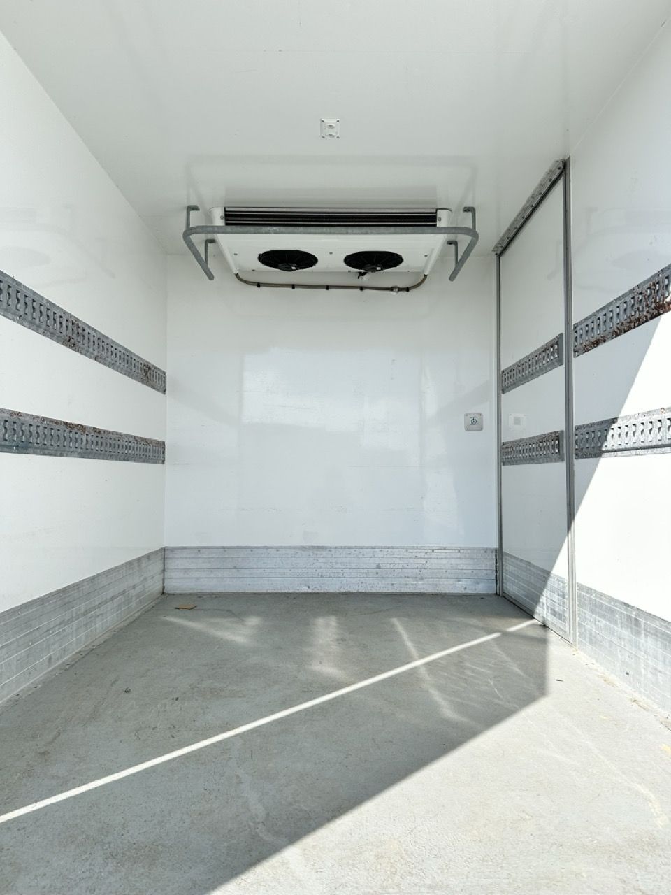 Voiture frigorifique à boîte manuelle - Volume -9,79 m3 - Iveco Daily 35S13 - LD149_8