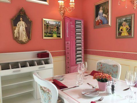 Station de charge personnalisable pour téléphones et tablettes avec habillage sur mesure