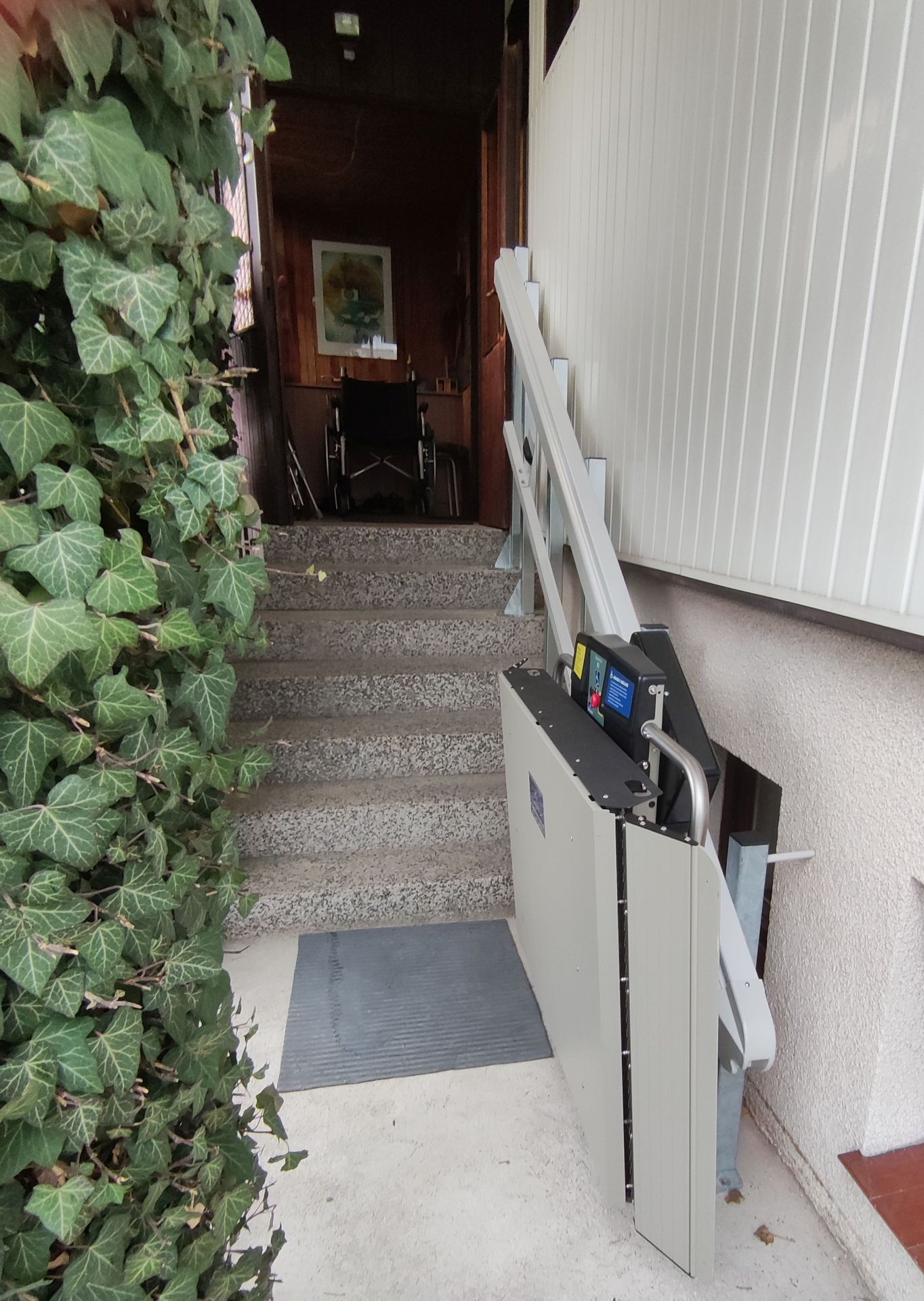 Plateforme élévatrice monte-escaliers droits pour accès PMR - Garaventa Lift X3_8