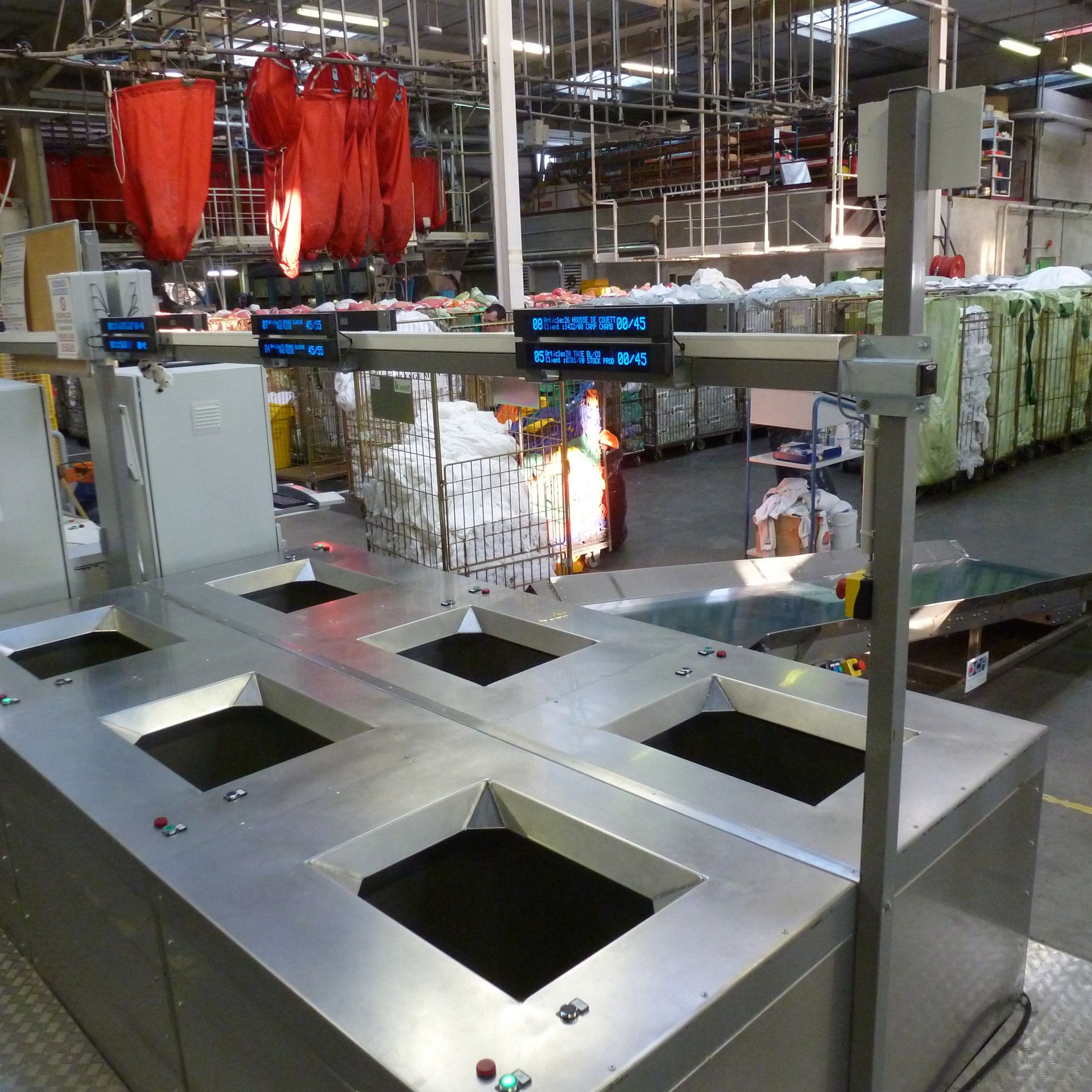 Convoyeur gravitaire aérien pour l'accumulation de charges unitaires pouvant aller jusqu'à 80 kg par chariot - ASTRON_8