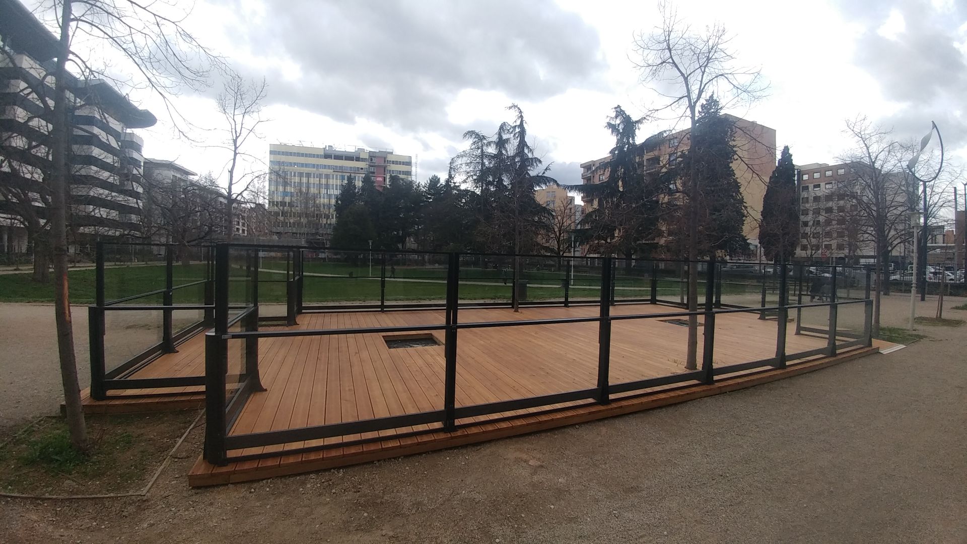 Paravent modulable en verre pour pergolas et terrasses