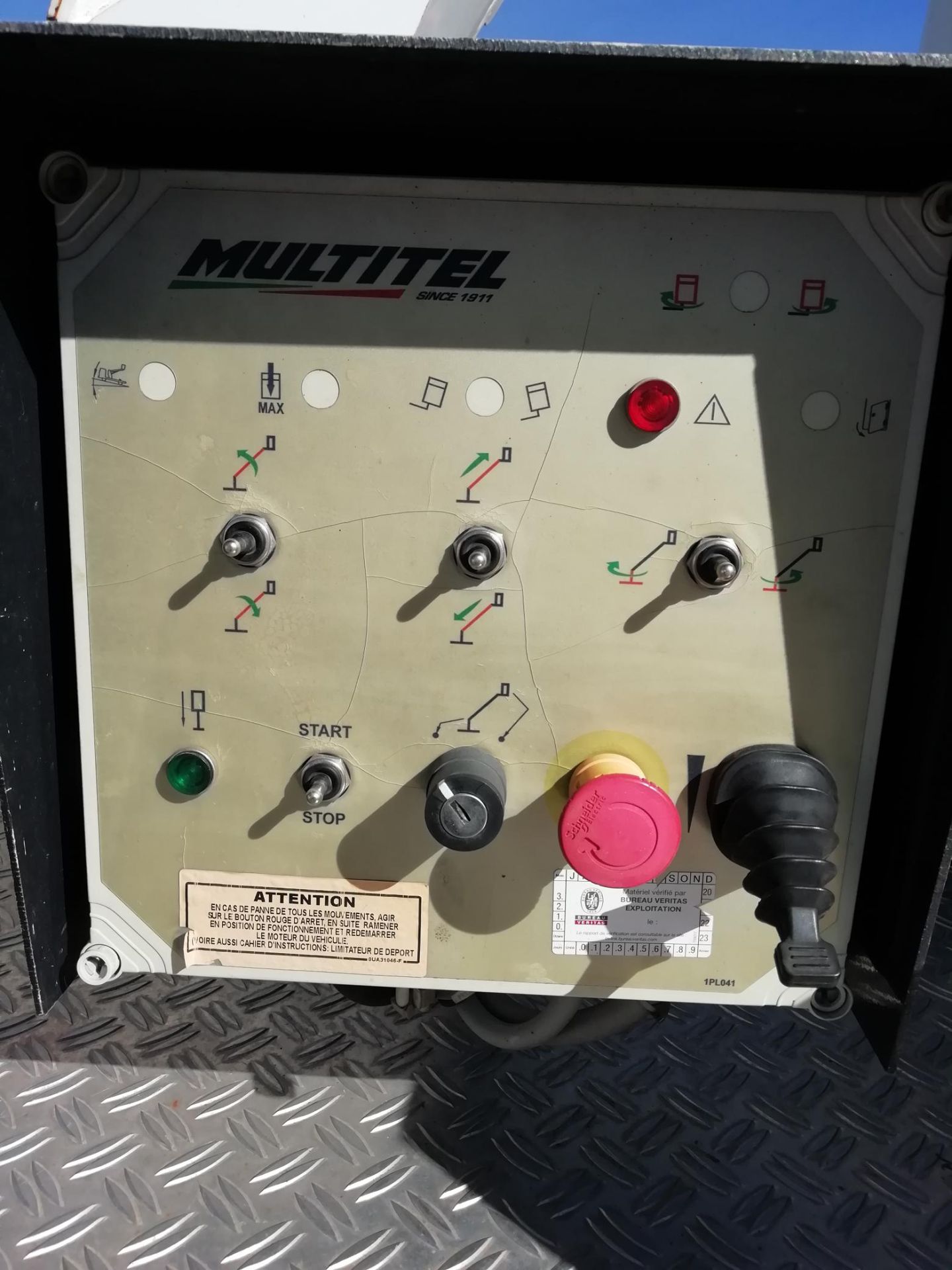 Dimensions compactes du camion nacelle Multitel pour voies publiques