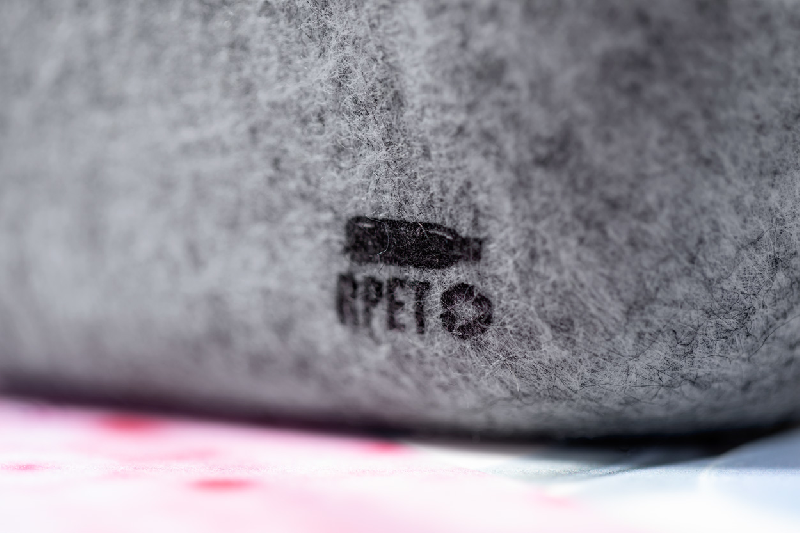 Porte-stylo en RPET - avec couvercle en bambou, sangle élastique, règle et support téléphone intégré_8