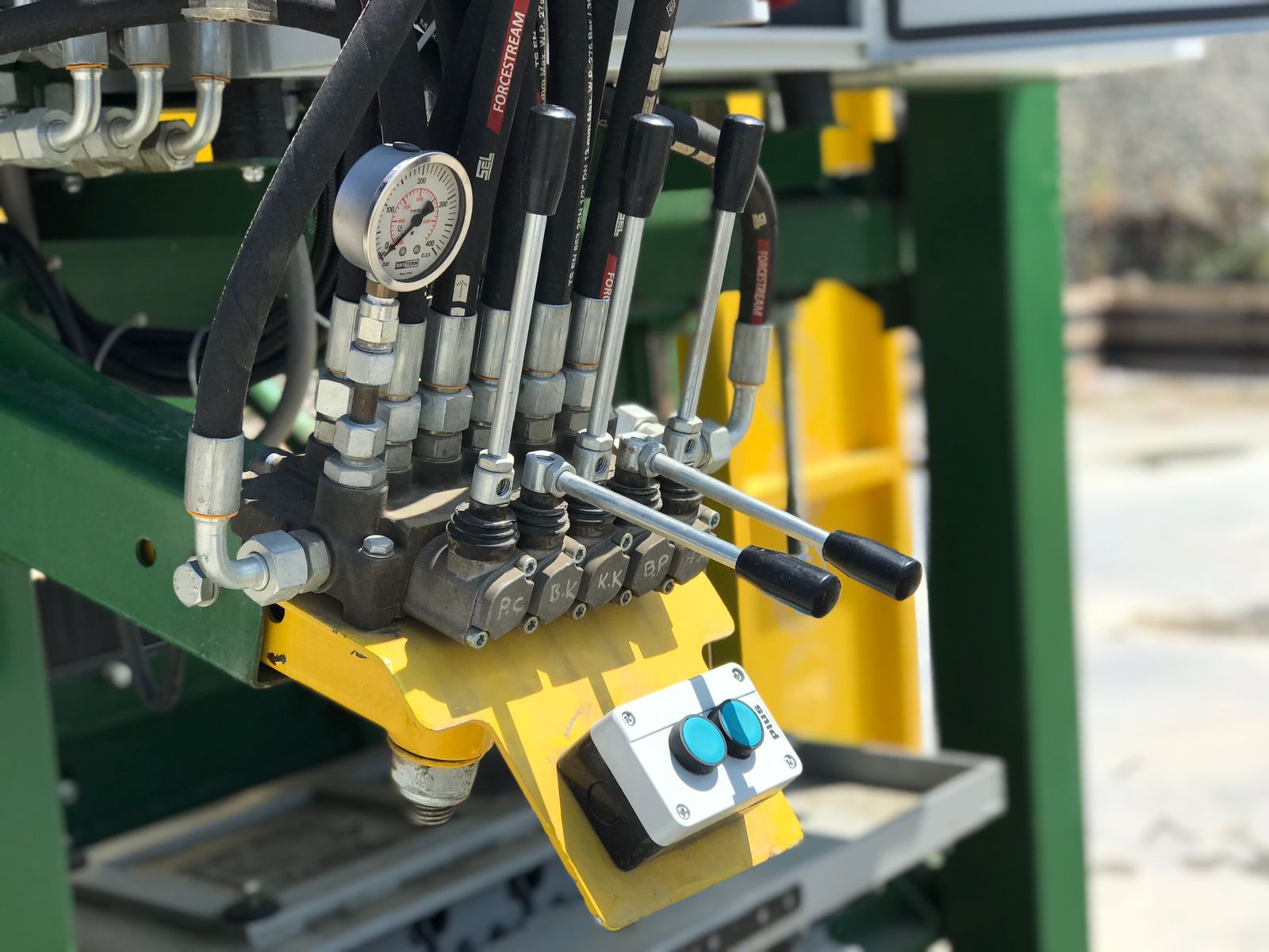 Machine à briquettes semi-automatique VESS ECO 4.1 - Capacité 4 000 briquettes en 8 heures - Système économique et performant_8