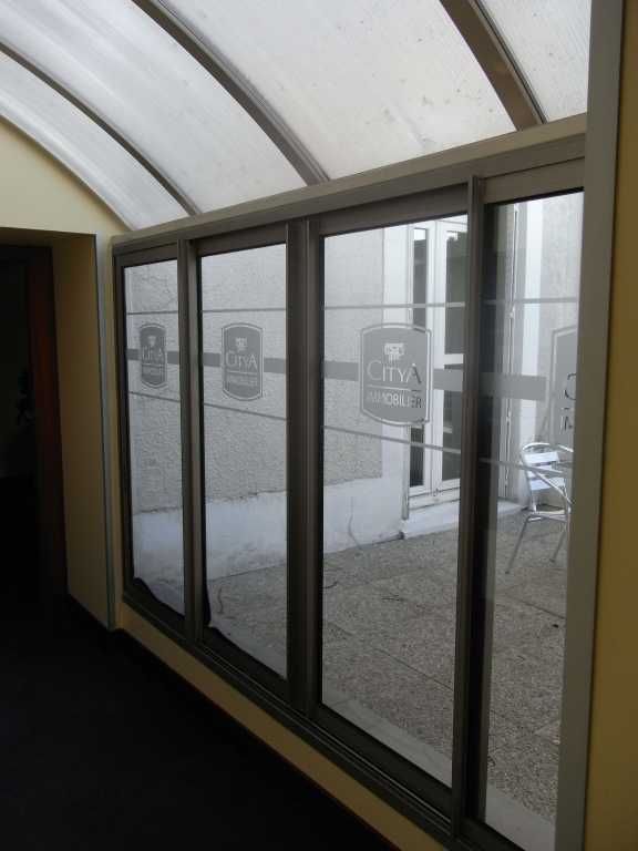 Vitrophanie sur mesure, idéal pour transformer une vitrine en une grande surface d'affichage imprimée - OUEST ENSEIGNES_9