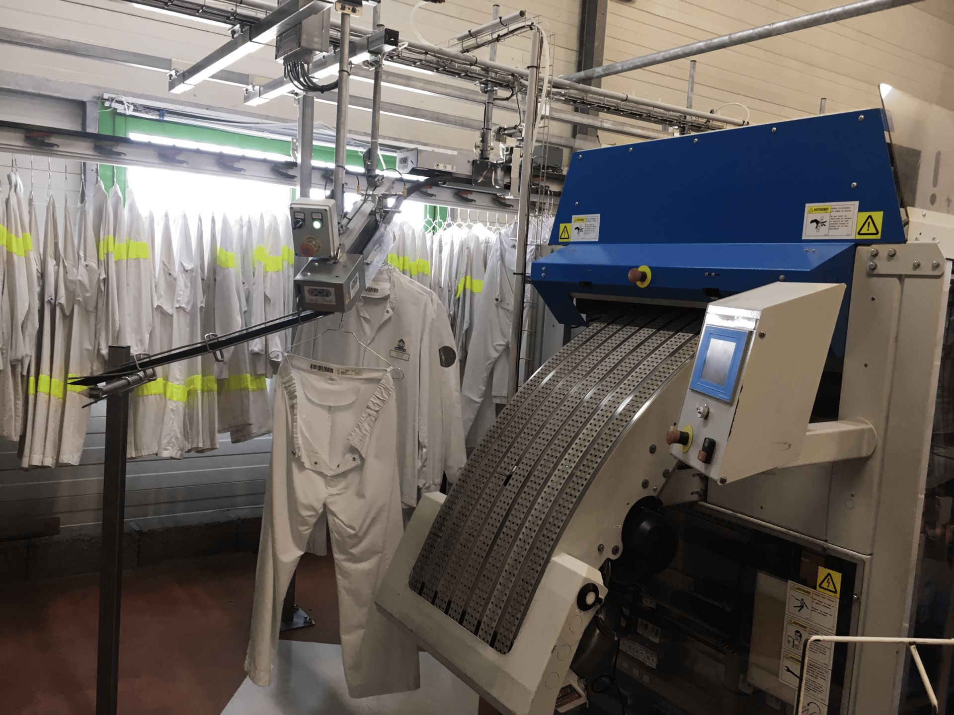 Convoyeur aérien destiné au  stockage, tri et transport de pièces variées : vêtements, circuits électriques, housses - POLARIS_8