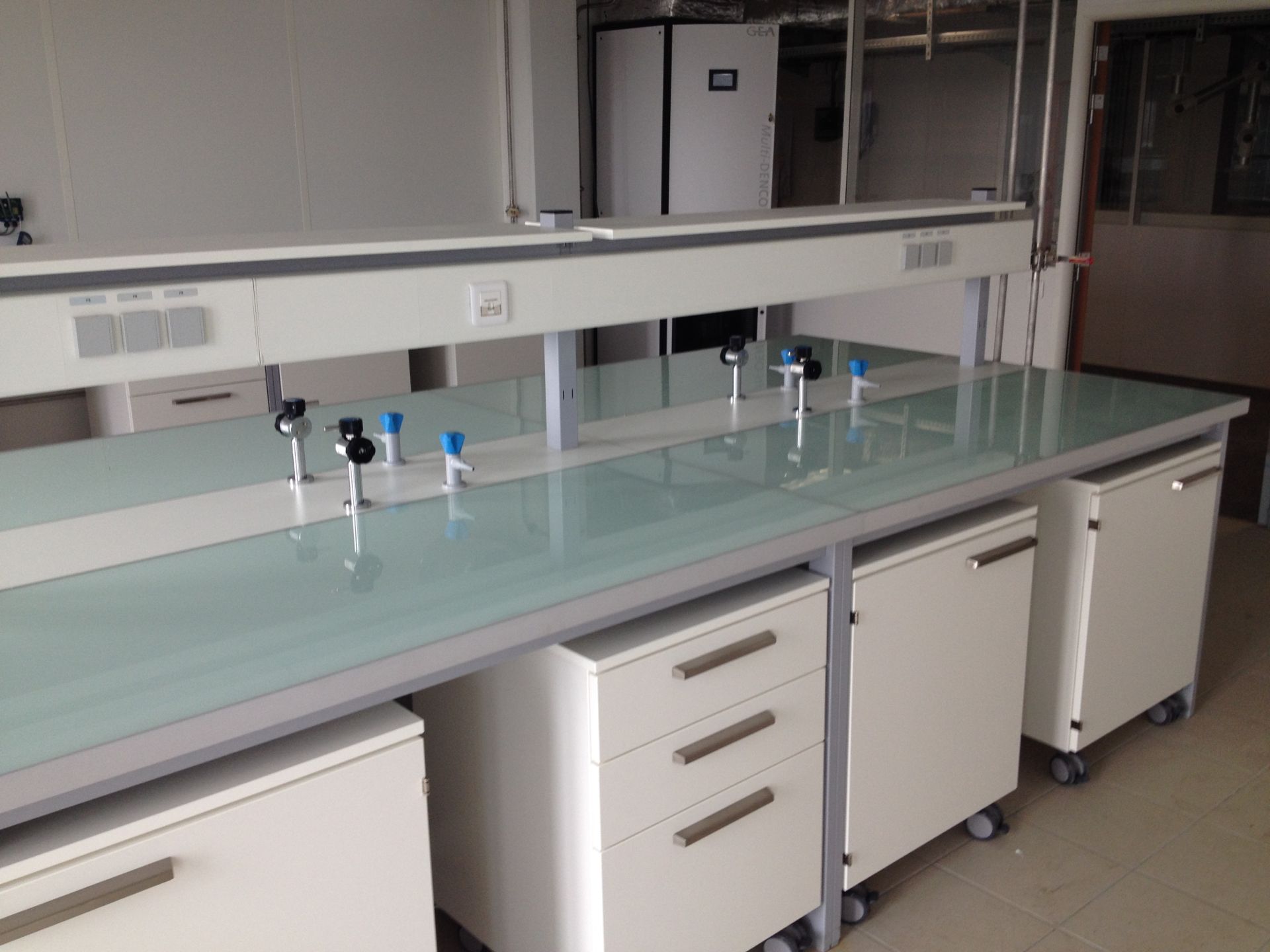 Paillasses de laboratoire pour  toutes les exigences en matière de poste de travail de laboratoire_7