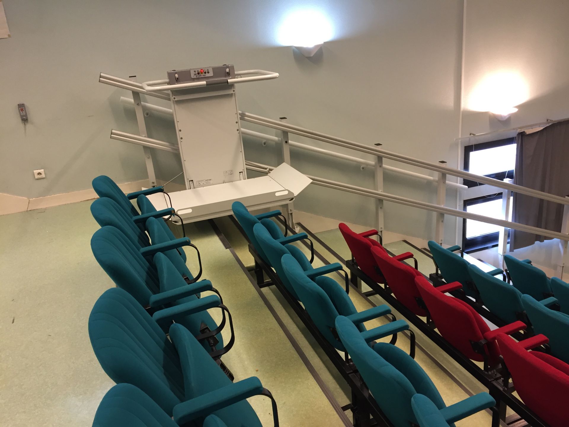 Monte-escalier adapté aux bâtiments publics