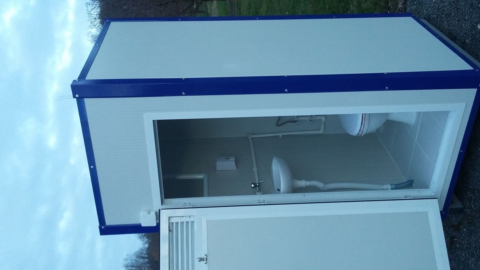 Cabine sanitaire raccordable isolée Liberty Box - panneaux sandwich en acier galvanisé - pour chantier et événementiel_0