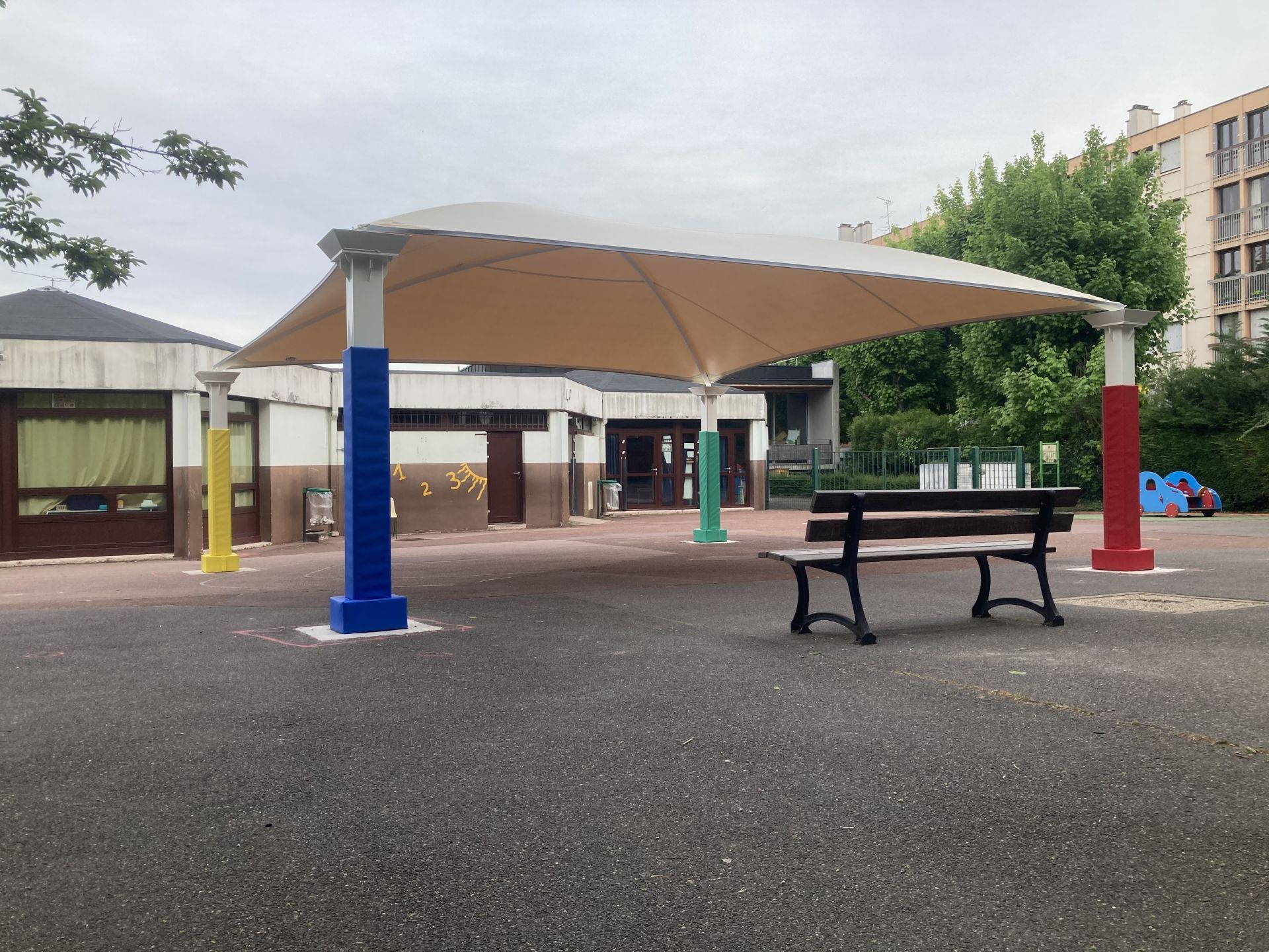 Préau d'école écologique et recyclable - KOMAN Groupe_8