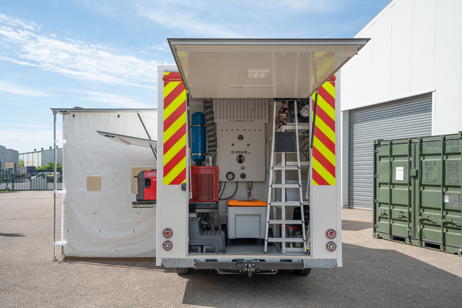 Véhicule de décontamination avec compartiment logistique et compartiment douche - Sur mesure - DECONROAD_8