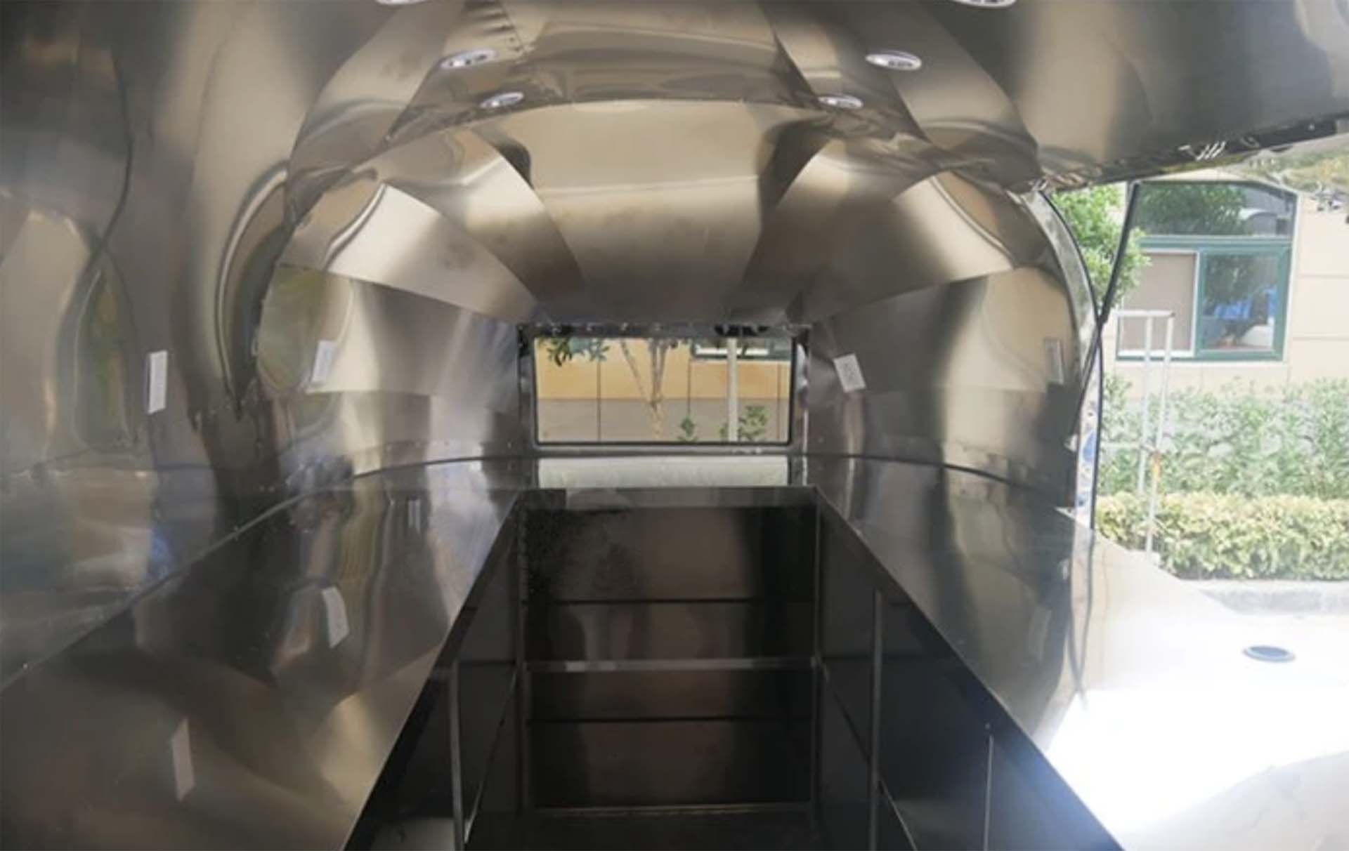 Remorque snack inox rétro 4m50 - Look Airstream, finition brillante, pieds réglables et équipement sur mesure_8