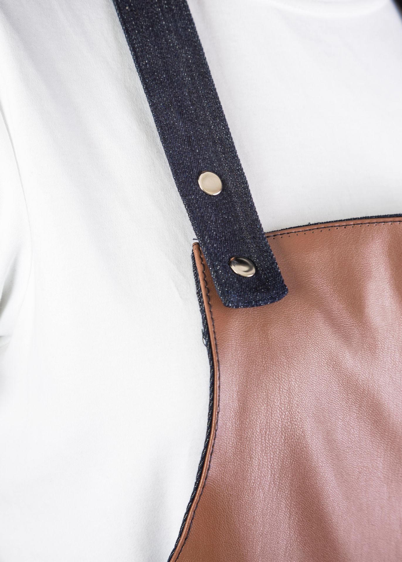 Tablier à bavette - modèle cannes en denim avec empiècement cuir ou simili-cuir - personnalisable et fabriqué en France_8